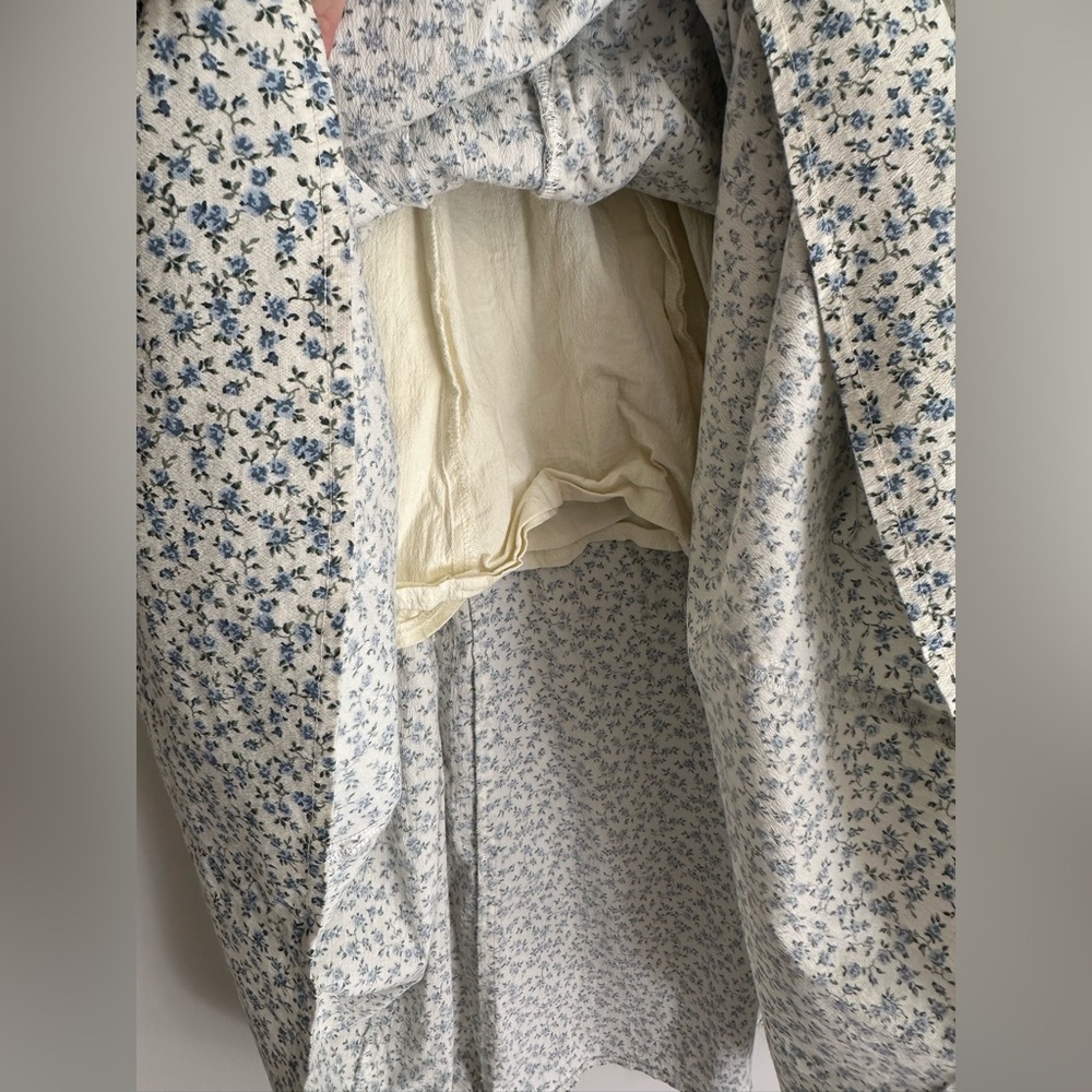 Abercrombie & Fitch Mila stretch midi dress in a blue & white floral pattern. - Picture 7 of 7